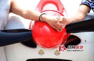 飞机上牵手照片,飞机上温馨牵手瞬间